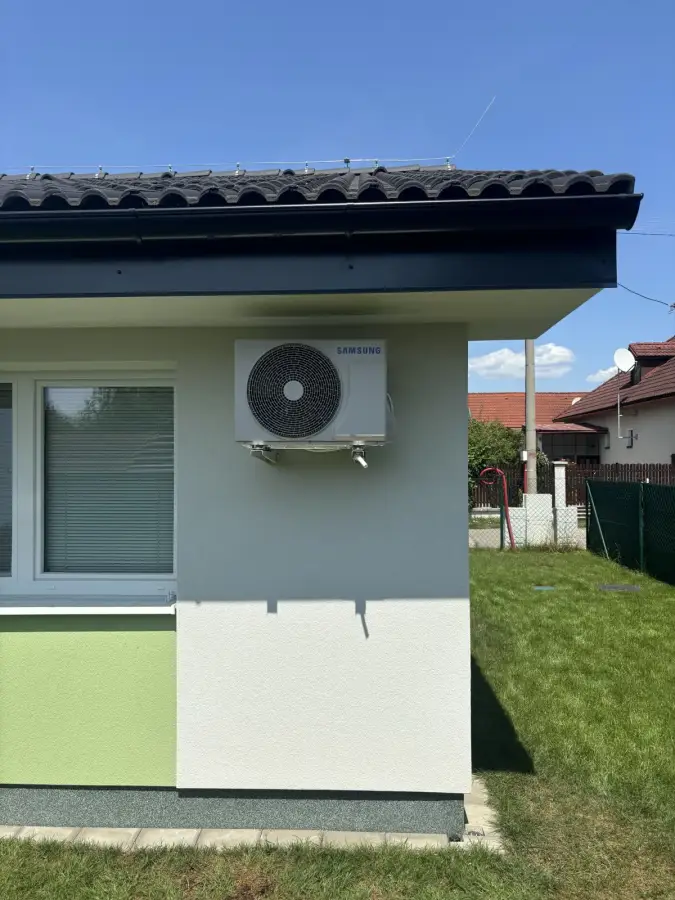 Vonkajšia jednotka klimatizácie na rodinnom dome