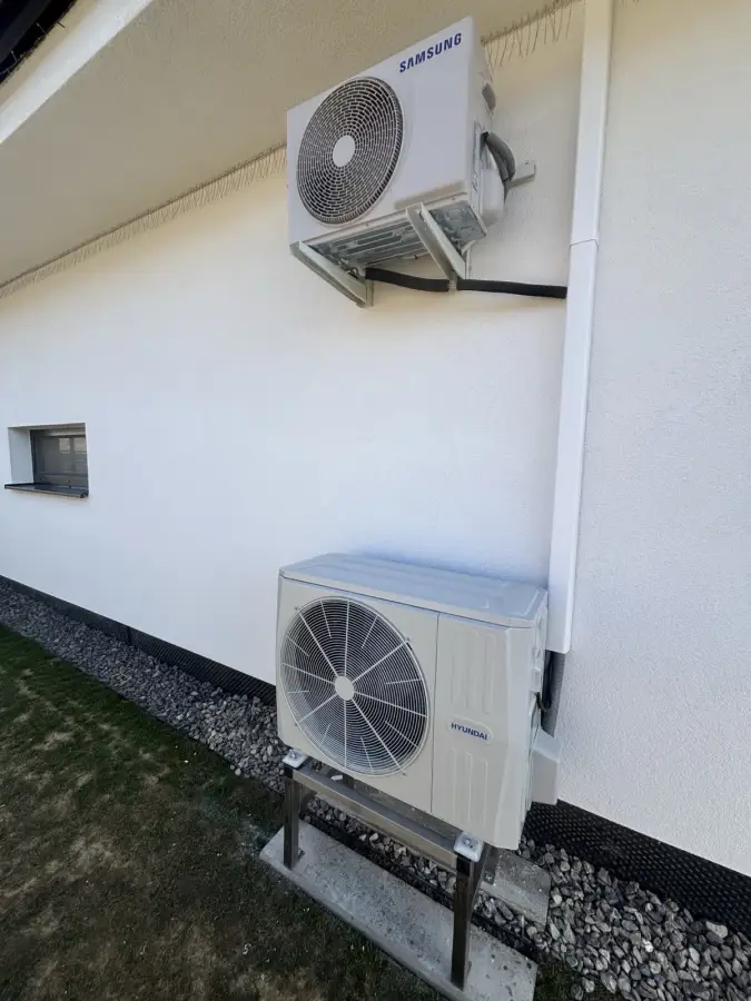 Vonkajšie jednotky klimatizácií na fasáde domu